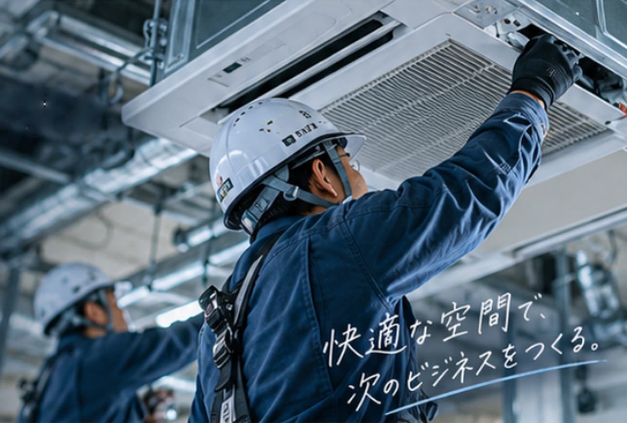 空調設備の施工作業を行う作業員