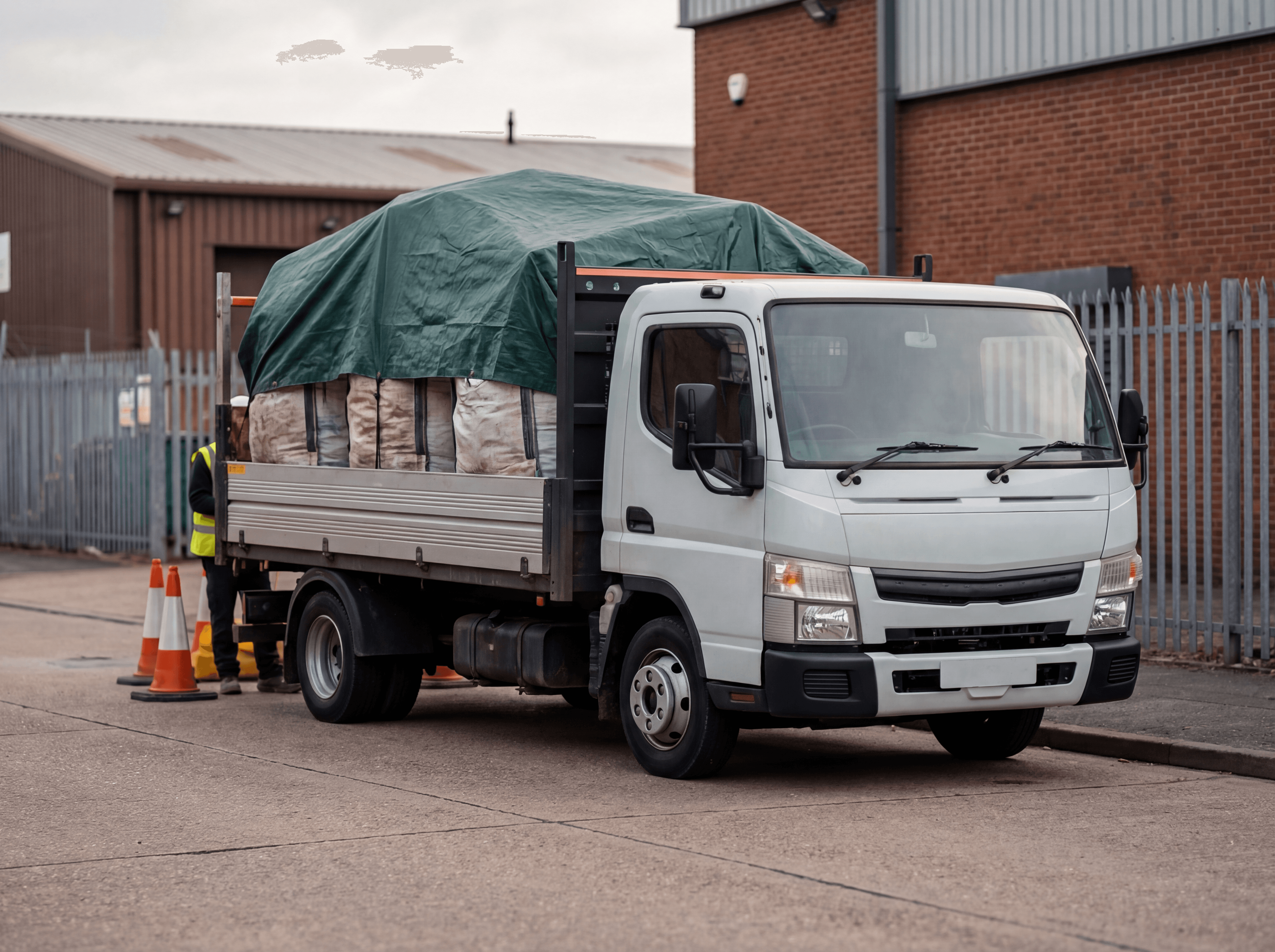 トラックで収集運搬の写真